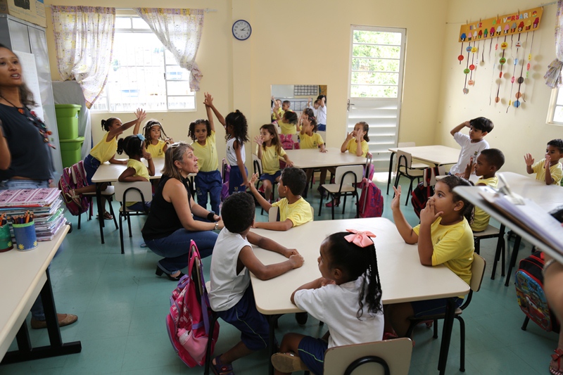 Naila Mourthé, coordenadora do Projeto Na Ponta do Lápis, e as crianças da Umei Professora Acidália Lott (Foto: Karina Camargos Coutinho)